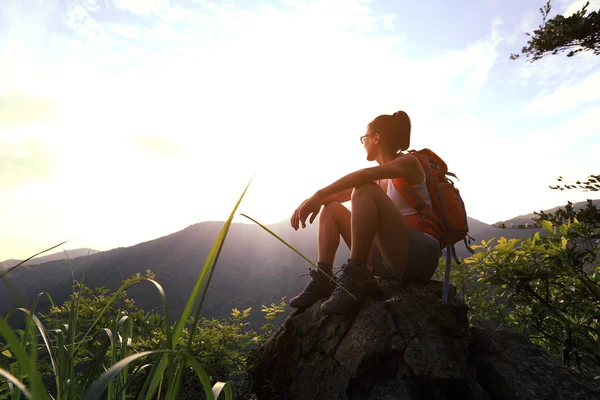 Mujer mochilero en pico de montaña — Foto de Stock