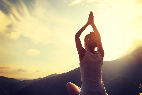 Mujer joven practica yoga — Foto de Stock