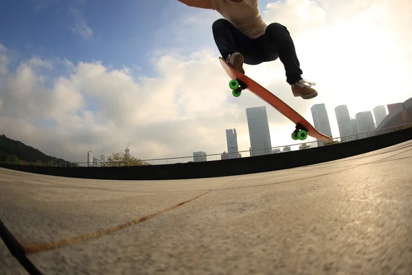 Vrouwelijke skateboarder over bij city — Stockfoto