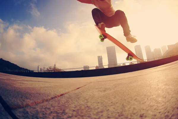 Θηλυκό skateboarder πάνω στο city — Φωτογραφία Αρχείου