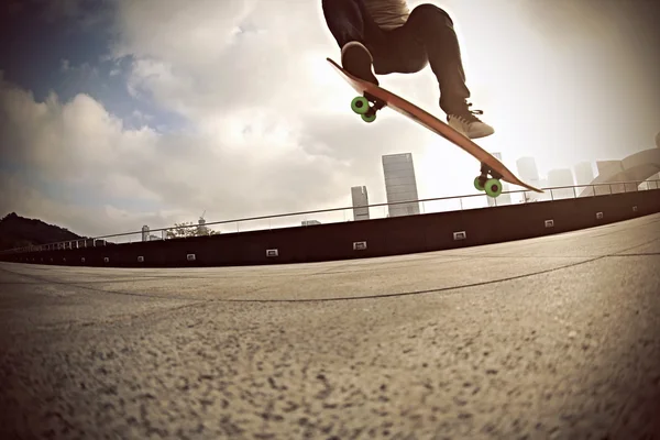 Ženské skateboardista nad City — Stock fotografie