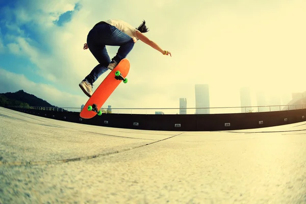 Θηλυκό skateboarder πάνω στο city — Φωτογραφία Αρχείου