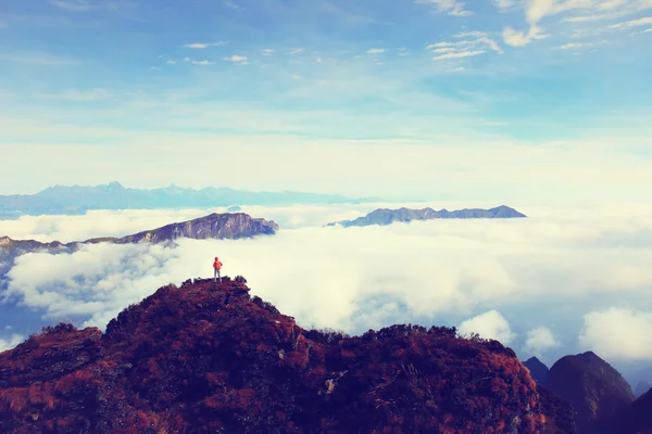 Junge Wanderin auf Berggipfel — Stockfoto
