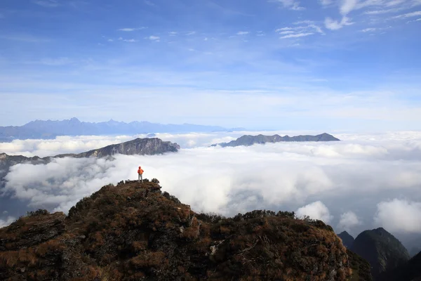 Joven excursionista en pico de montaña — Foto de Stock