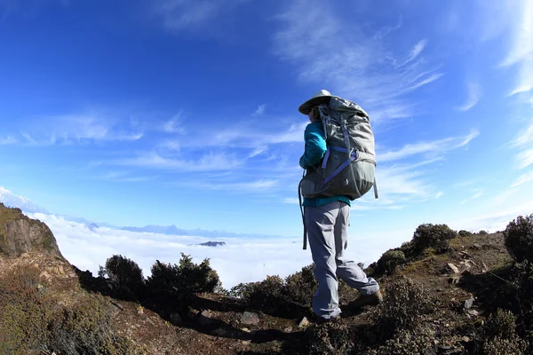 Kvinnan backpacker vandring på berget — Stockfoto