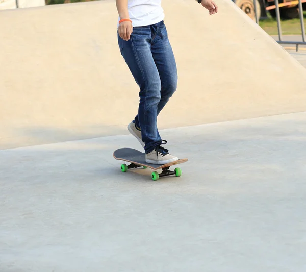Skateboarding žena nohy — Stock fotografie
