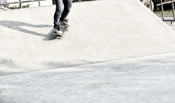 Skateboarding mulher pernas — Fotografia de Stock