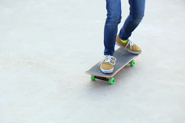 Skateboarding woman legs — Stock Photo, Image