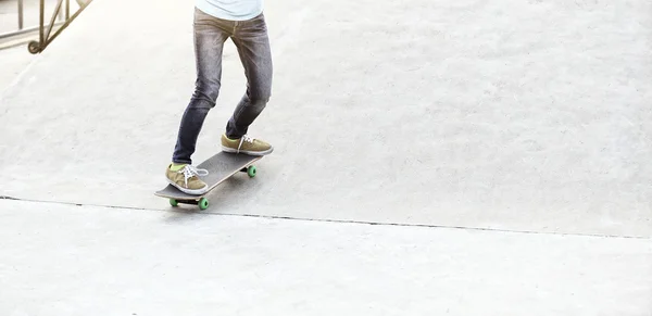 Skateboarden benen van de vrouw — Stockfoto