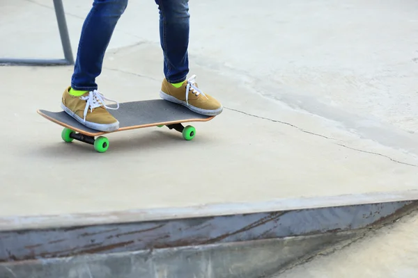 Skateboarden benen van de vrouw — Stockfoto