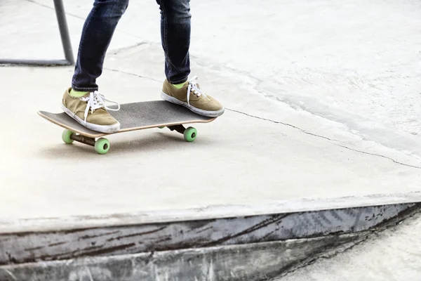 Skateboarding mulher pernas — Fotografia de Stock