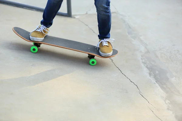 Skateboarding mulher pernas — Fotografia de Stock