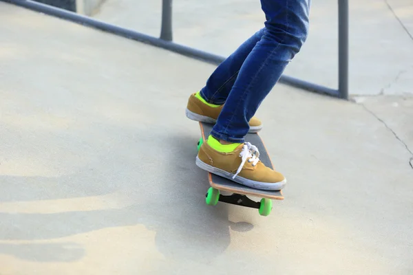 Skateboarden benen van de vrouw — Stockfoto