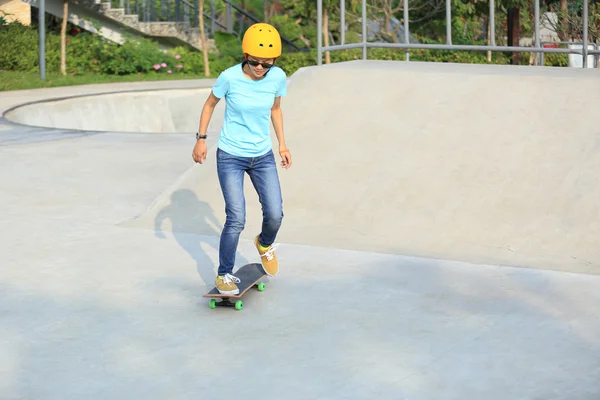 Skateboarding woman at skate park — Stock Photo, Image