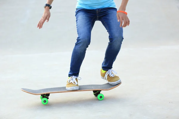 Skateboarden benen van de vrouw — Stockfoto