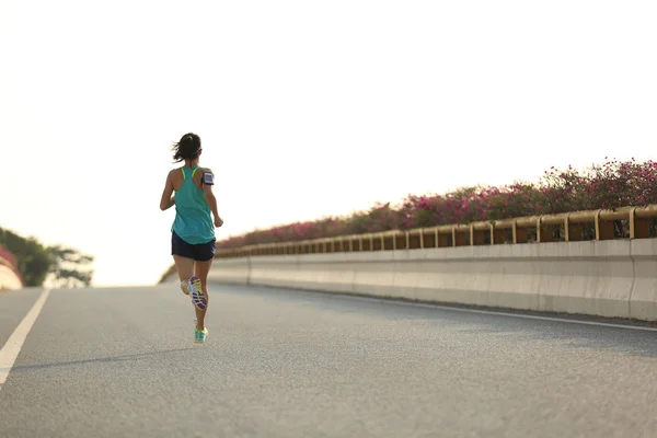 Jovem fitness mulher corredor — Fotografia de Stock