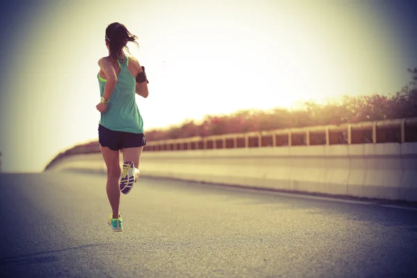 Giovane atleta corridore donna — Foto Stock