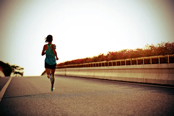 Молода фітнес жінка бігун — стокове фото