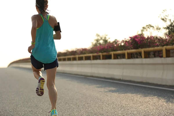 Jonge fitness vrouw loper — Stockfoto