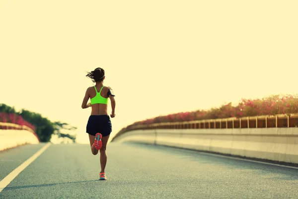 Joven fitness mujer en la ciudad carretera — Foto de Stock