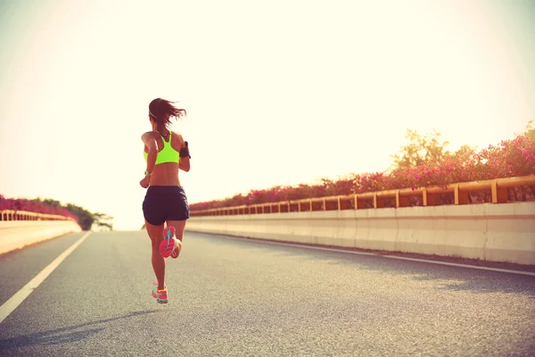 Jeune femme de fitness sur la route de la ville — Photo