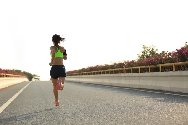 Young fitness woman on city road — Stock Photo, Image