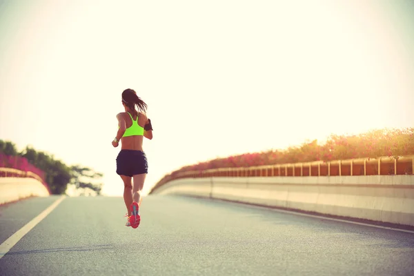 Jeune femme de fitness sur le pont de la ville — Photo