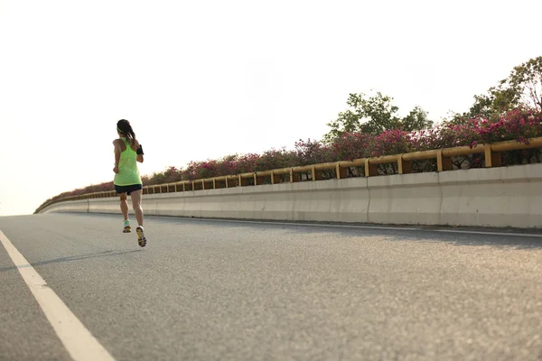 市の道路で若いフィットネス女性 — ストック写真