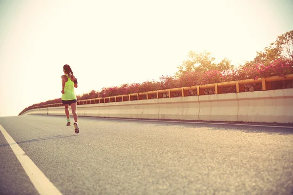 Giovane donna fitness sulla strada della città — Foto Stock