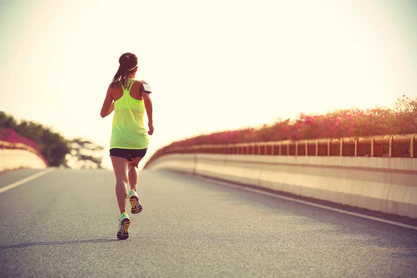 Young fitness woman on city road — Stock Photo, Image