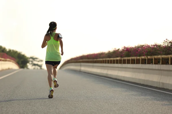 Jeune femme de fitness sur la route de la ville — Photo