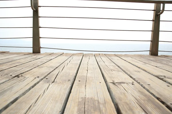 Houten promenade op zee — Stockfoto