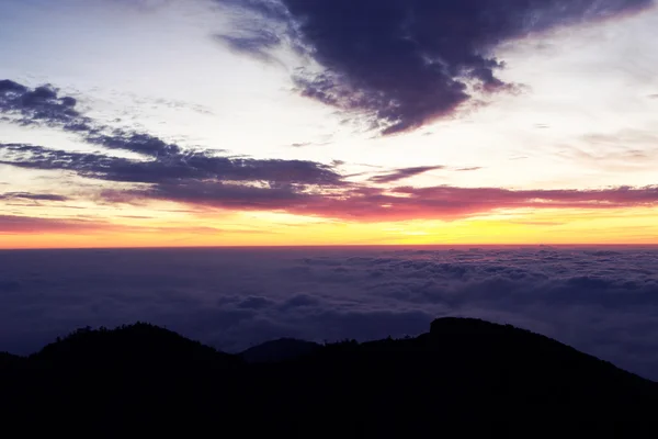 Sunrise güzel bulutlar — Stok fotoğraf