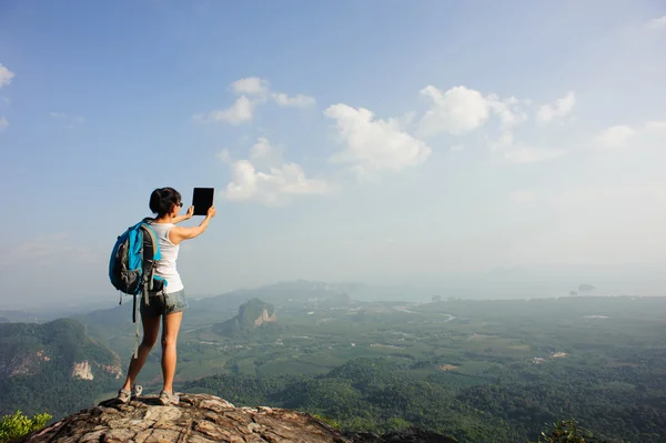 Kvinnan backpacker använder digital tablet — Stockfoto