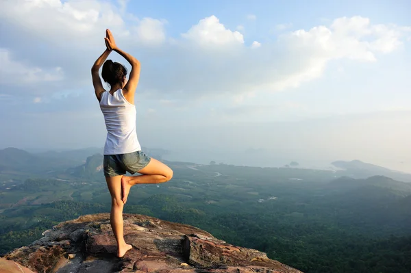 Joven fitness yoga mujer — Foto de Stock