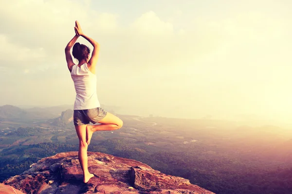 Joven fitness yoga mujer — Foto de Stock