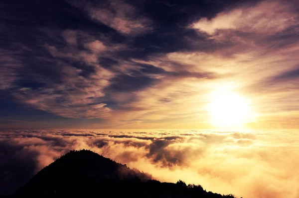 Amanecer hermosas nubes — Foto de Stock