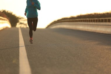 Koşan fitness kadını