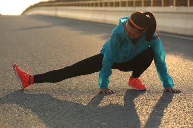 kadın atlet bacak germe