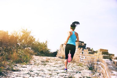 Çin Seddi çalışan kadın