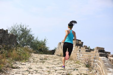 Çin Seddi çalışan kadın