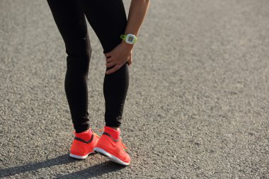 Kadın atlet yaralı bacak