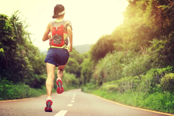 Fitness mujer corriendo en el sendero — Foto de Stock