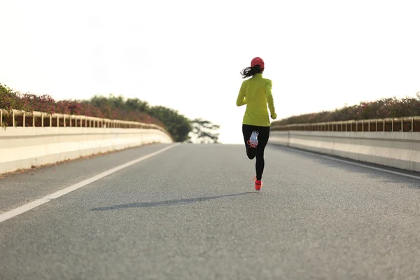 Sportowy kobieta runner na drodze — Zdjęcie stockowe