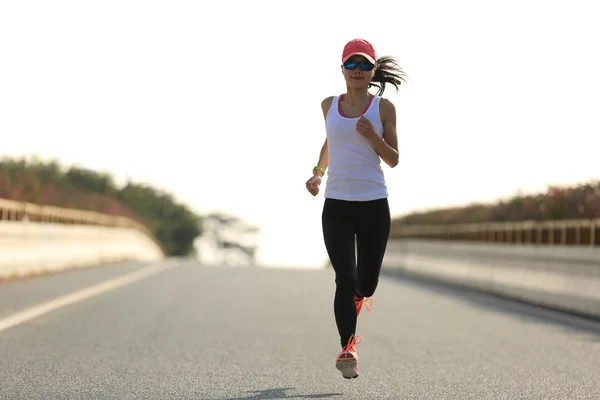 Atlético mulher corredor no estrada — Fotografia de Stock