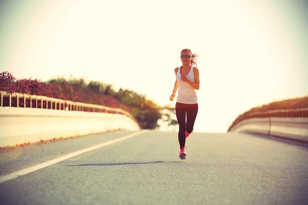 Спортивна жінка бігун на дорозі — стокове фото