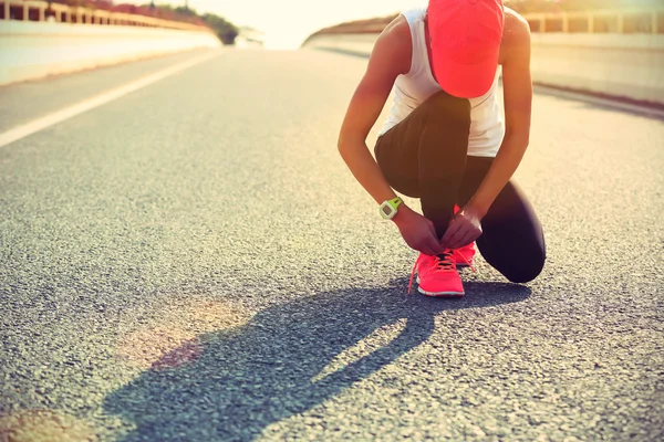 Sporty woman tying shoelace — Stock Photo, Image