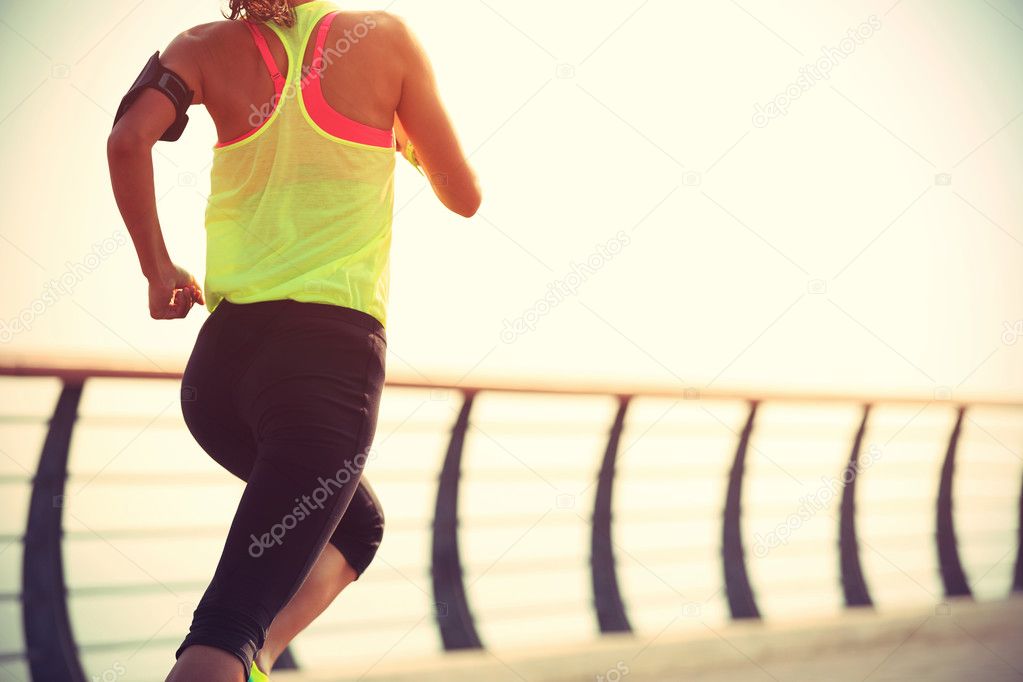 Спорт на голодный желудок. Бег на пустой желудок. Бегуньи. Девушка спортсменка бежит по улице фото.
