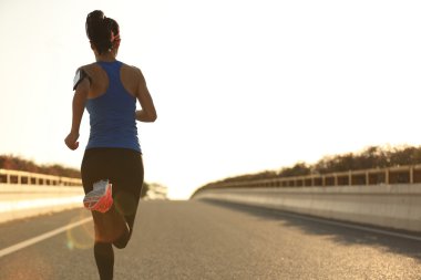 fitness kadın yolda çalışan