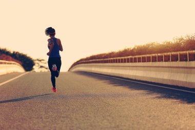 fitness kadın yolda çalışan